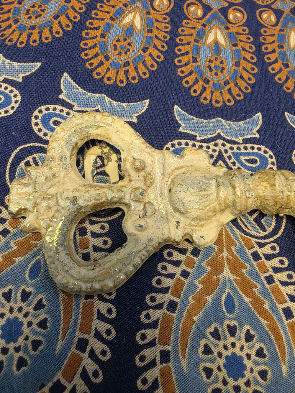 Gold Ornate Key-Shaped Wall Hook Rack - Decorative Home Wall Decor